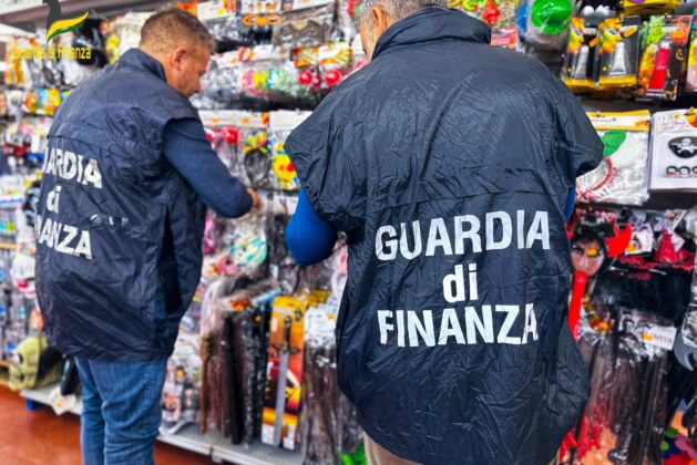 Contrasto alla criminalità’ economico – finanziaria. Sequestro di oltre mille costumi e accessori di carnevale non sicuri. –